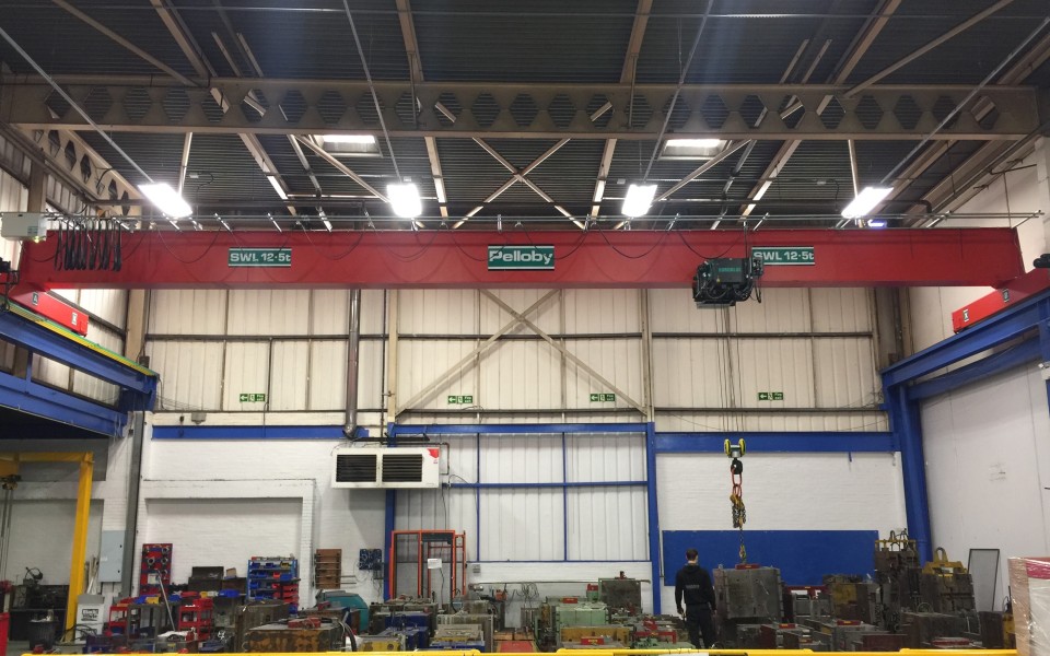 El polipasto de cable de Verlinde ayuda a aumentar la capacidad de elevación de una fábrica de moldes del Reino Unido